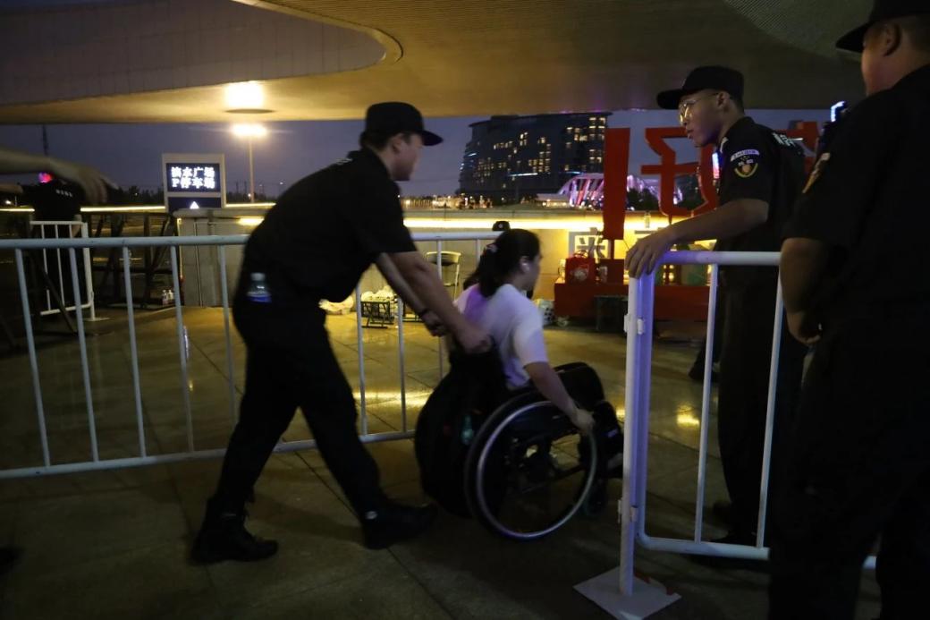 C:/Users/Administrator/Desktop/臺風(fēng)“貝碧嘉”來襲，南京保安積極應(yīng)對，“守”護萬家團圓！/13.jpg13