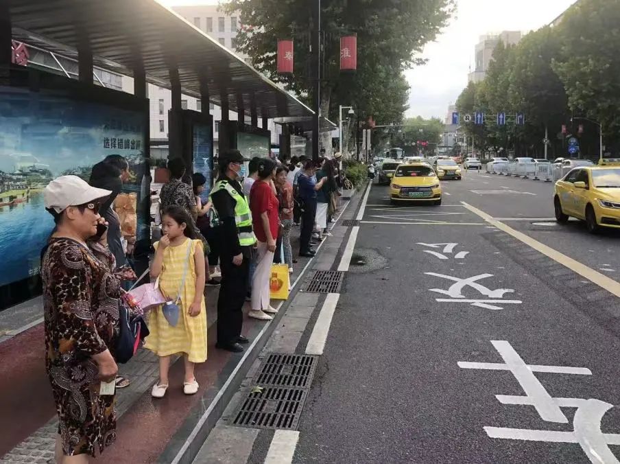 C:/Users/Administrator/Desktop/臺風(fēng)“貝碧嘉”來襲，南京保安積極應(yīng)對，“守”護萬家團圓！/2.jpg2