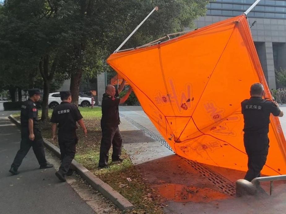 C:/Users/Administrator/Desktop/臺風(fēng)“貝碧嘉”來襲，南京保安積極應(yīng)對，“守”護萬家團圓！/3.jpg3