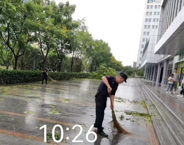 C:/Users/BA/Desktop/風(fēng)雨過后南京保安迅速行動(dòng)，恢復(fù)安“寧”面貌/5.jpg5