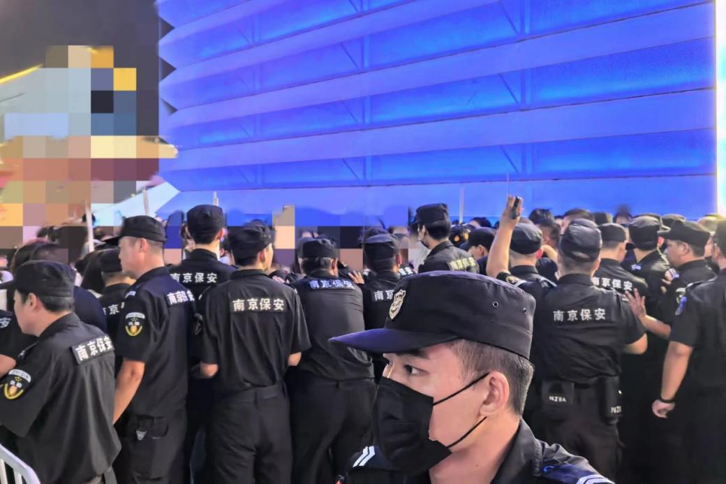 C:/Users/Administrator/Desktop/臺風(fēng)“貝碧嘉”來襲，南京保安積極應(yīng)對，“守”護萬家團圓！/12.jpg12