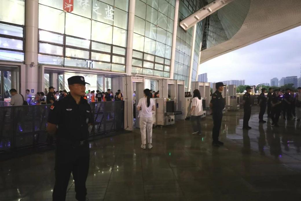 C:/Users/Administrator/Desktop/“安保鐵軍、硬核保障”2024系列報(bào)道四十二——南京市保安服務(wù)有限公司成功護(hù)航張碧晨「今兒個(gè)開心」十周年巡回演唱會(huì)南京站安保任務(wù)/3.jpg3