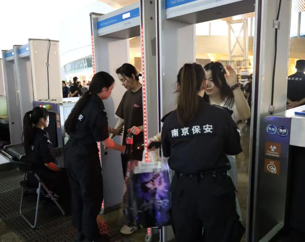 C:/Users/Administrator/Desktop/“安保鐵軍、硬核保障”2024系列報(bào)道四十二——南京市保安服務(wù)有限公司成功護(hù)航張碧晨「今兒個(gè)開心」十周年巡回演唱會(huì)南京站安保任務(wù)/2.jpg2