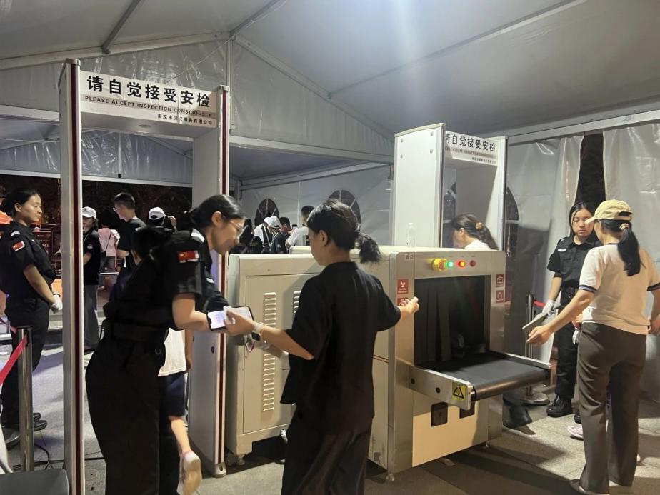 C:/Users/Administrator/Desktop/臺風(fēng)“貝碧嘉”來襲，南京保安積極應(yīng)對，“守”護萬家團圓！/9.jpg9