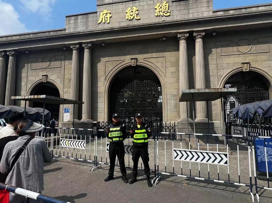 C:/Users/Administrator/Desktop/臺風(fēng)“貝碧嘉”來襲，南京保安積極應(yīng)對，“守”護萬家團圓！/7.jpg7