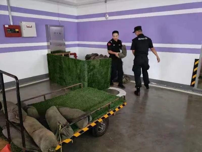 C:/Users/Administrator/Desktop/臺風(fēng)“貝碧嘉”來襲，南京保安積極應(yīng)對，“守”護萬家團圓！/5.jpg5