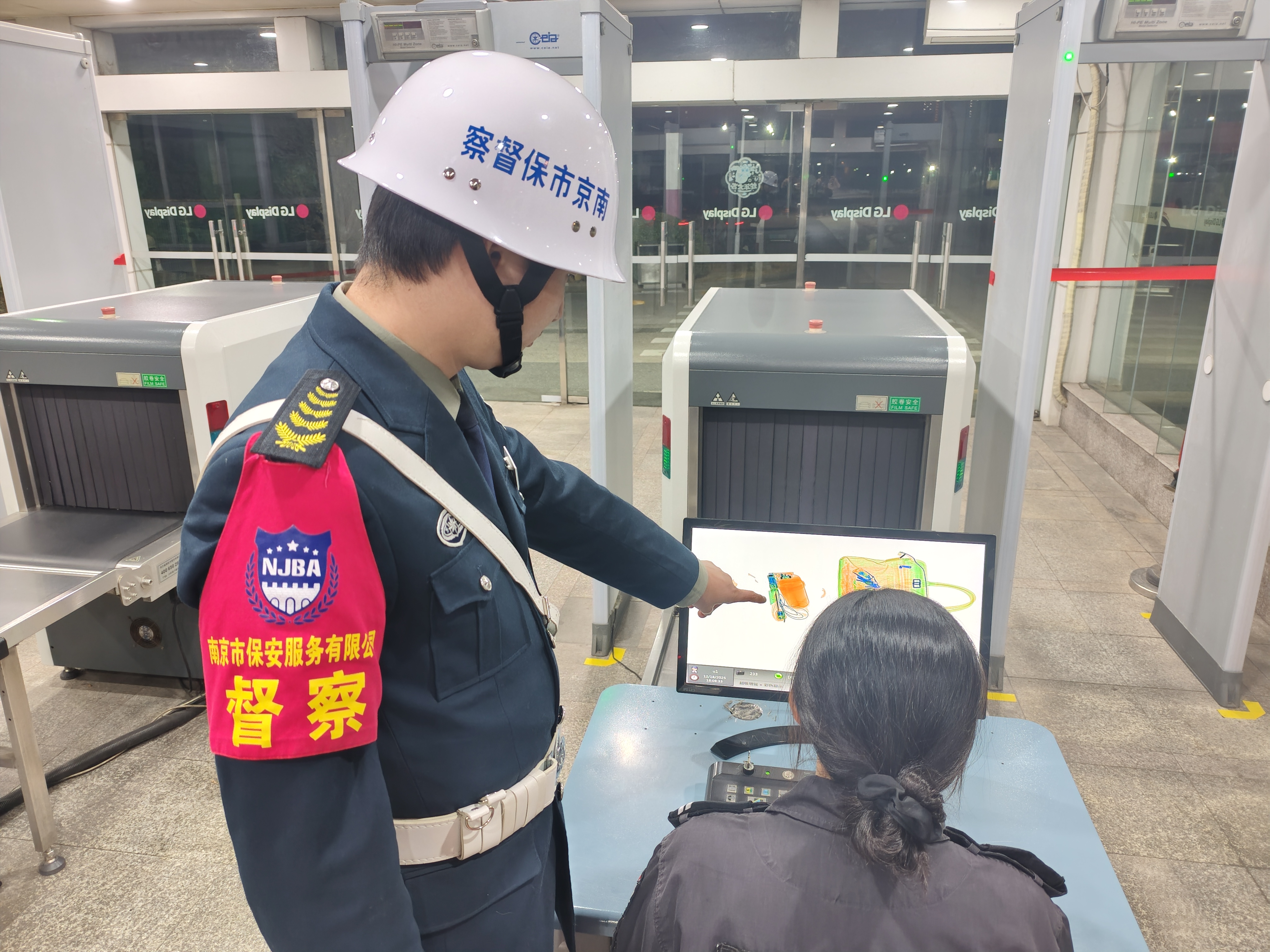 E:/25.12.10后 上傳網(wǎng)站留存/筑牢安全防線 護(hù)航平安元旦——南京市保安服務(wù)有限公司召開元旦節(jié)前安全生產(chǎn)專題部署會(huì)議/98725a32a56435f22053d20261389111.jpg98725a32a56435f22053d20261389111